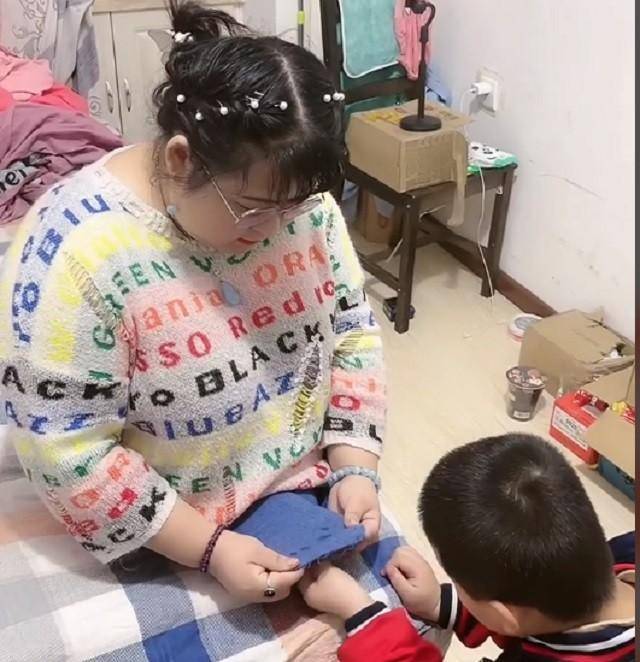 15年湖北无腿妈妈试管生下双胞胎后孩子有发育障碍近况如何