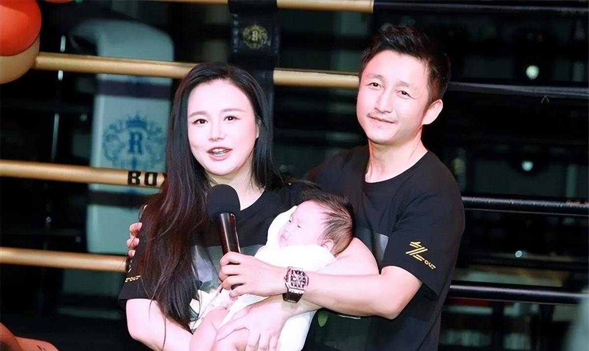 邹市明身价过亿娶前央视美女主持人现在有三个儿子令人羡慕