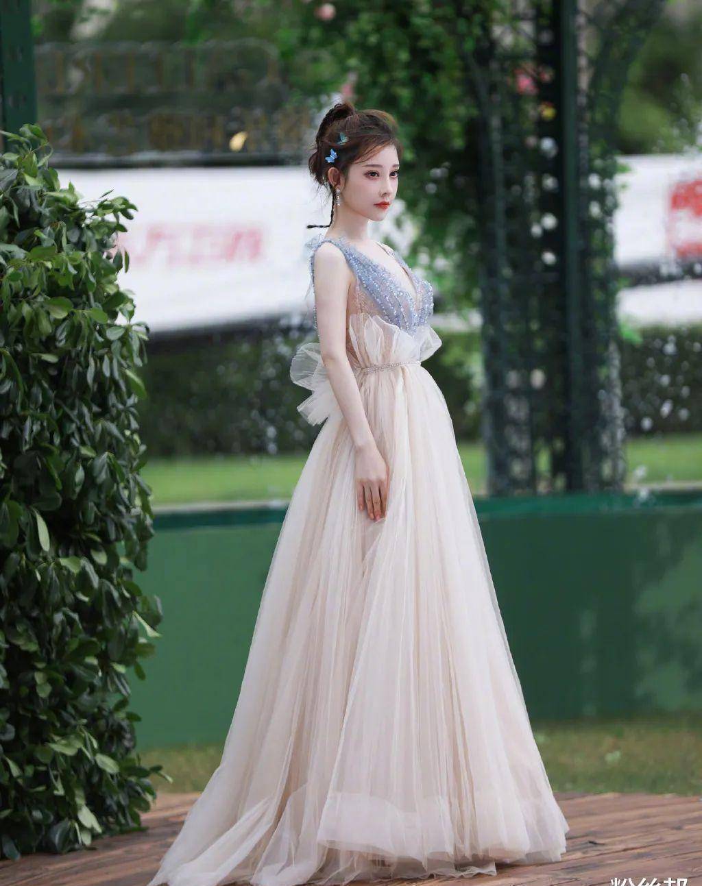 原创冯提莫荣获最佳新锐歌手白皮露背装抢眼真羡慕这身冷白皮