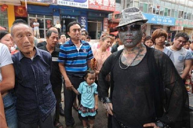 在中国古代典籍中,就曾出现纹身,镂身,扎青,点青,雕青等文字,其他还有