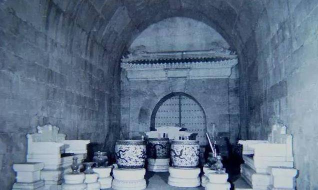 定陵考古现场照片丝织物瞬间化为灰烬郭沫若亲临现场指导发掘