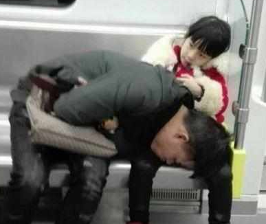 原创地铁上大叔对一女孩这样做被大家指责时感人的一幕发生了