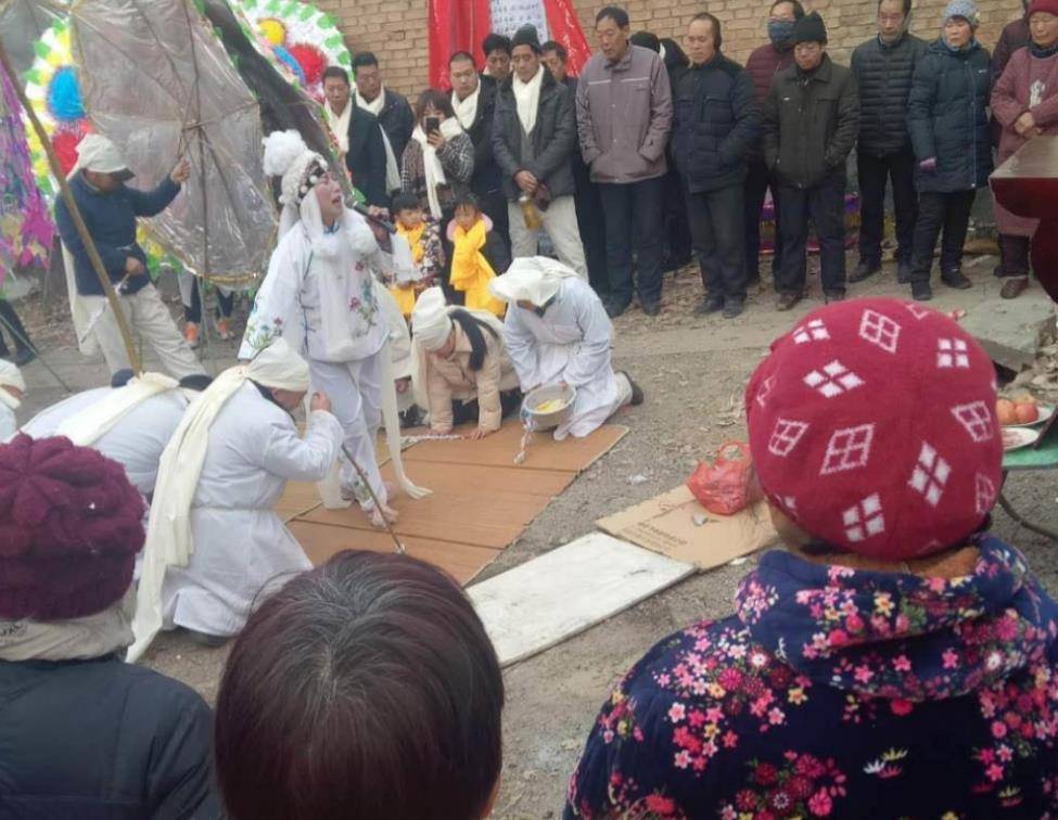 原创职业哭灵人一年磕头上万次有的年入20万不受亲朋待见