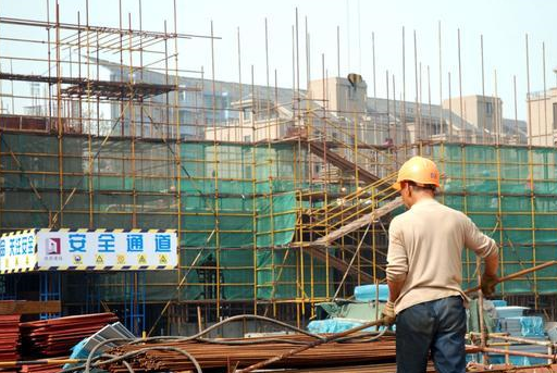 原创建筑工地月薪高达六七千为何年轻人不愿意干老农说因为这3点