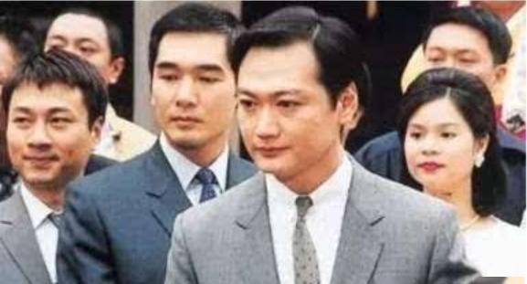 1992年,《壹号皇庭》监制邓特希邀请他出演既痴情又鬼马的师爷江承宇