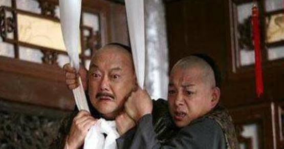 密旨拿出来呈给嘉庆,谁知嘉庆看到这道密旨后,竟露出了苦笑不得的表情