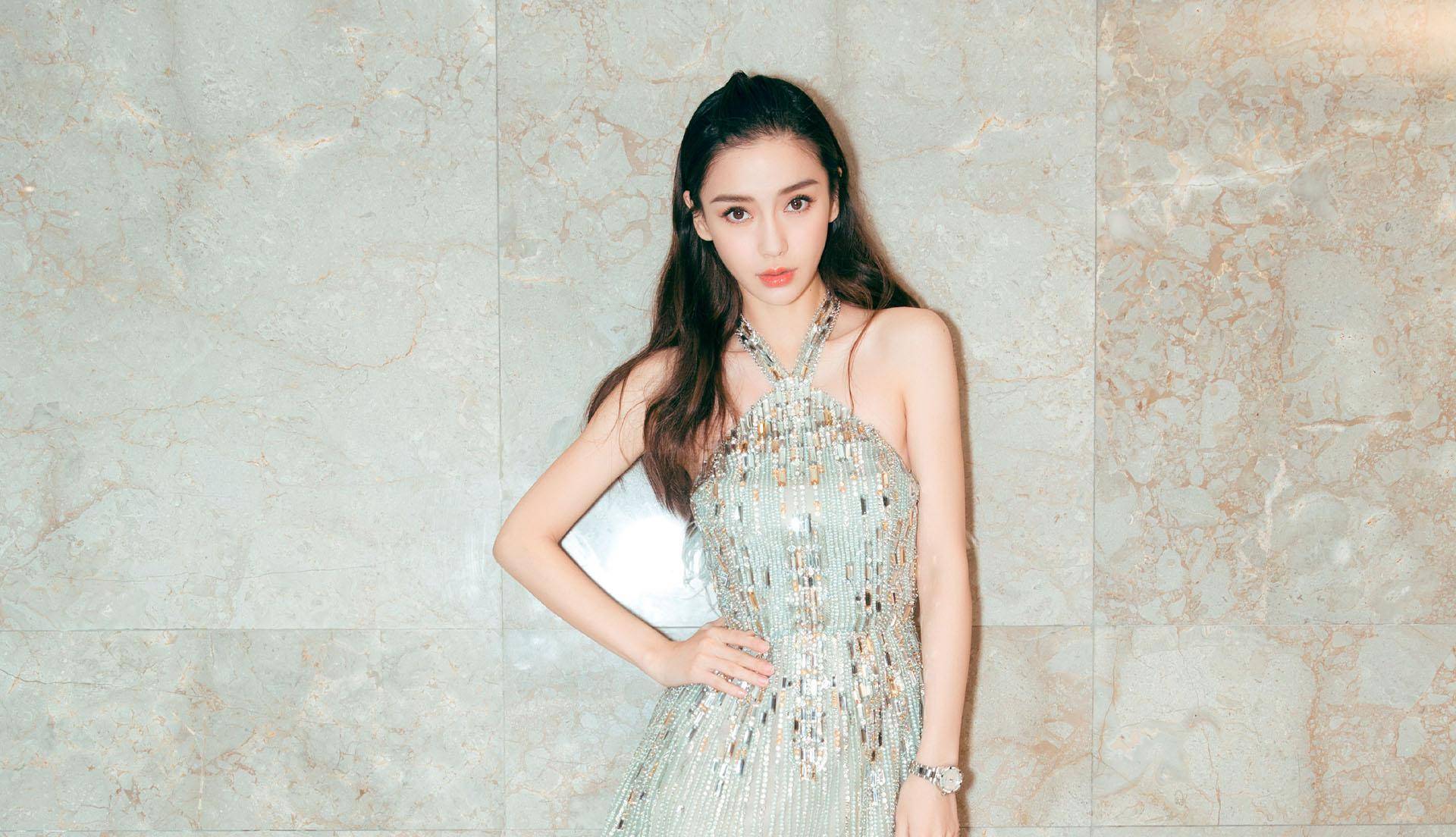 自从angelababy红了起来,她就备受争议,无论是在真人秀中还是她的演艺