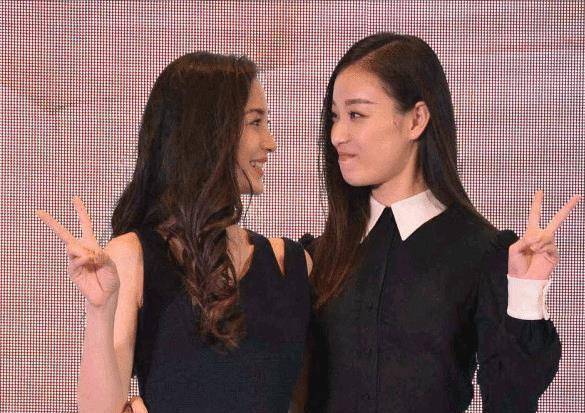 杨颖和倪妮真是一对好姐妹,互相搂着腰拍照,一同穿着黑裙好默契