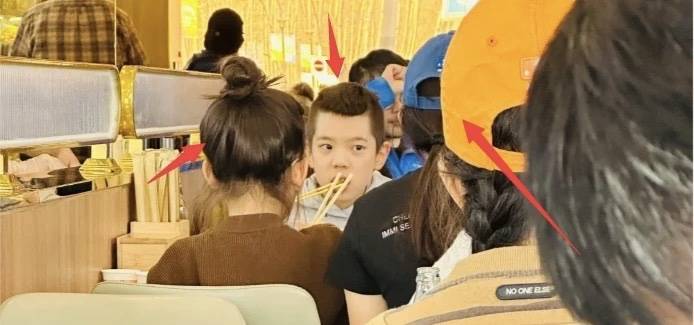 网友偶遇霍思燕一家4口10岁嗯哼越长越像爸爸妹妹好漂亮