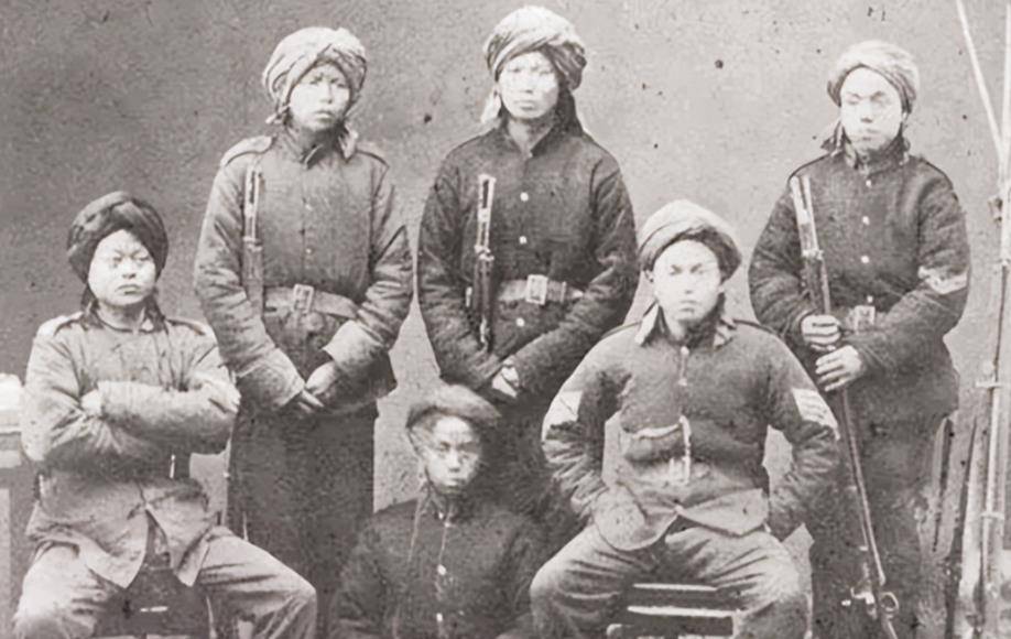 国军不仅许诺帮忙武装匪徒,还授予其东北先遣军司令的称号.