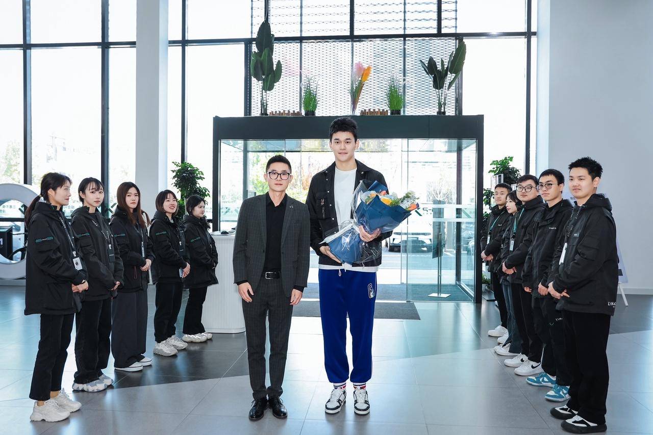 孙杨买豪车购车现场排面大数十人列队欢迎爱妻刚刚诞下一女