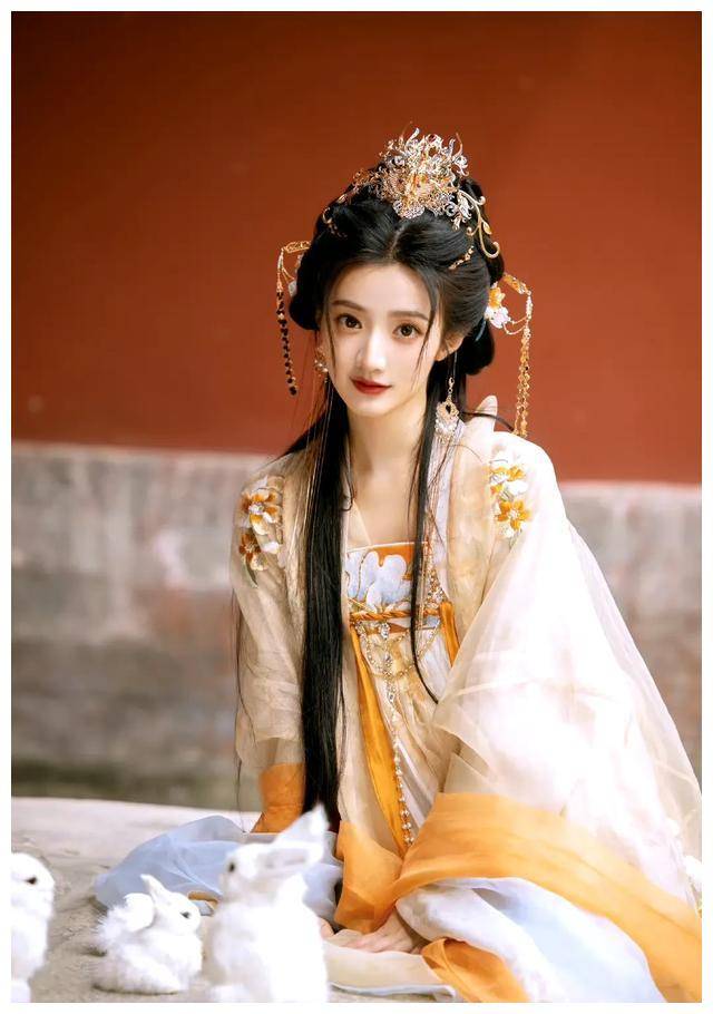 女演员长相很重要《与凤行》27岁的她回眸美出圈,是沈璃的嫡长花_黄羿