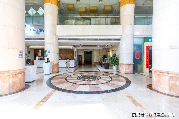 深圳利宝华大厦租120人独立办公室精装修带家具交通便利可注册