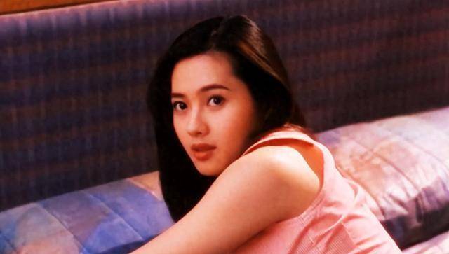 从戏剧明星到万人迷李丽金1966年出生于香港一个普通家庭.