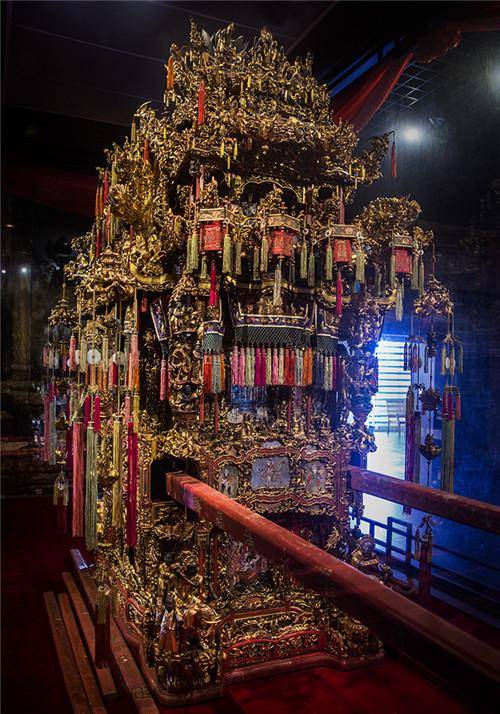 这才是古代花轿真实模样,花轿内堪比豪华房车,跟古装剧截然不同_金箔