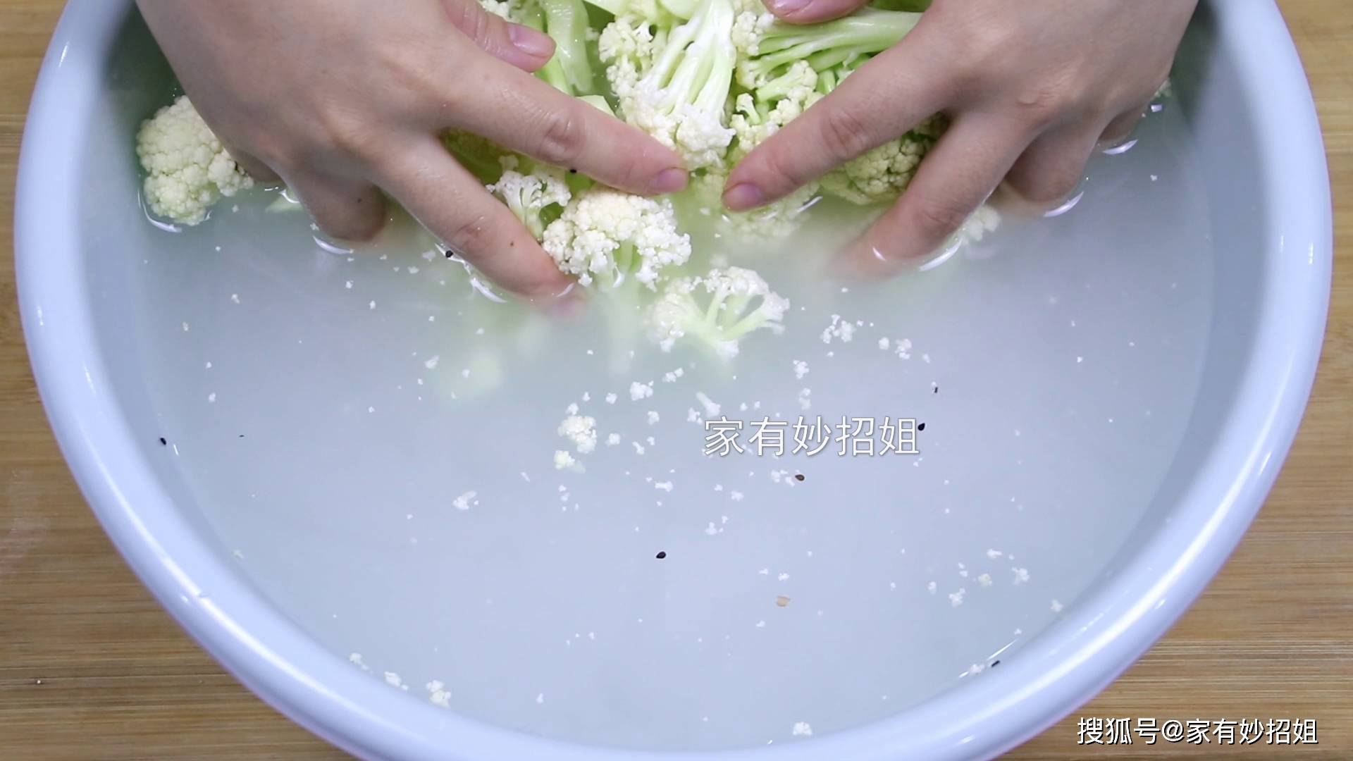 今天才知道,花菜原来要这样切,形状美观还不掉渣,赶紧试试