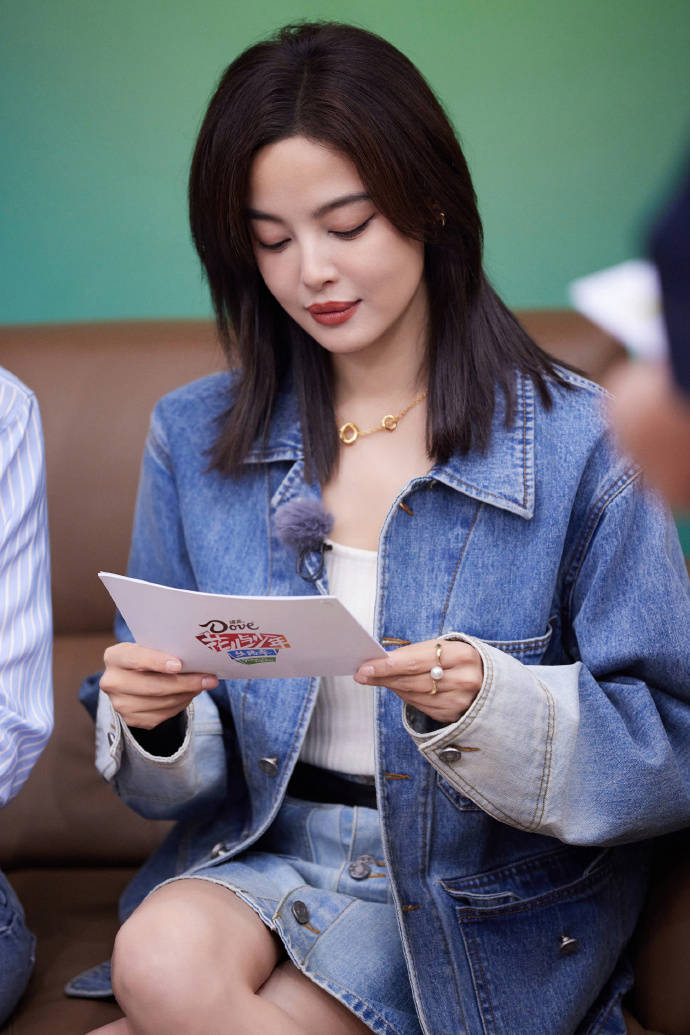 而另一边第一季的刘涛基本是已经自己官宣了要来参加这一季节目,她跟