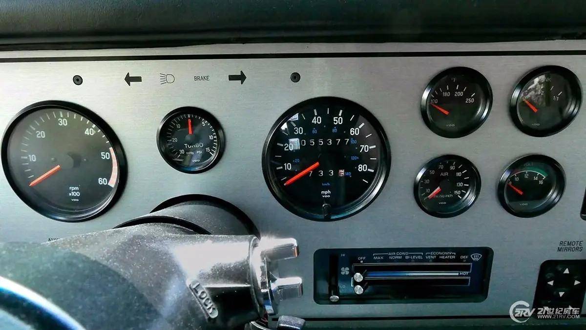 我们看到的这款蓝色车型来自早期的td系列,现在迈速表上显示的历