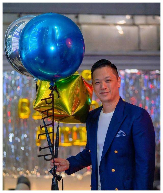 胡杏儿期为富豪老公庆生一家五口超幸福怀抱三子甜蜜亲吻