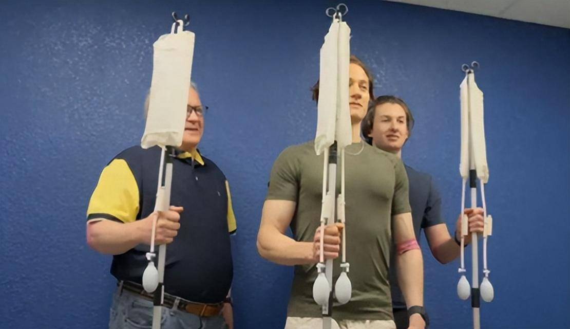 花千万保养,拿17岁儿子血浆全身换血_布莱恩·约翰逊_进行_身体