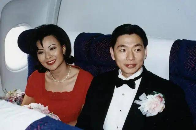 她曾媲美李嘉欣,为爆红真空出镜,二婚嫁入豪门变身女强人_李美凤_事业