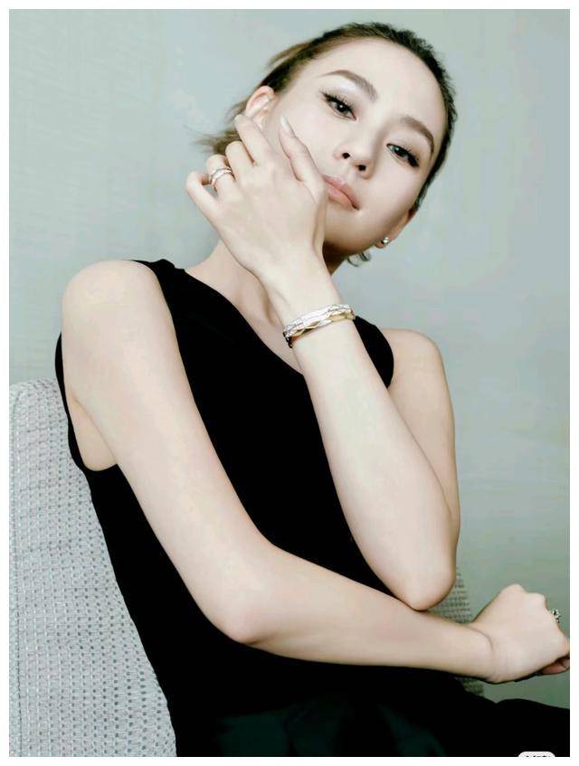 何超莲晒出最新近照引关注突显独特衣品