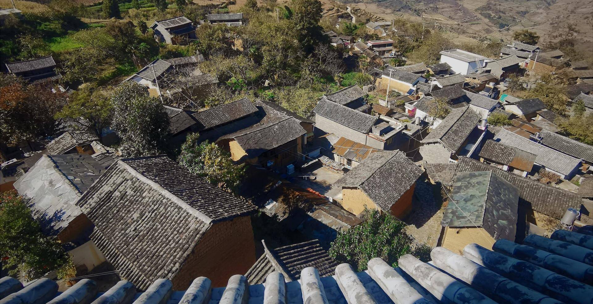位于云南,临江靠山而建,但不是和顺_街道_古镇_鲁史镇