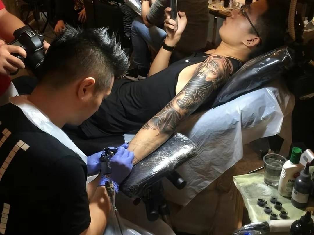 原创14岁纹面男孩被赶出家门露宿街头还好遇见了救赎2020年回家