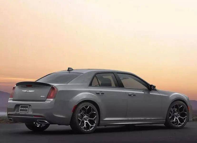 你知道克莱斯勒的五角星车标曾经悬挂在道奇的车头吗?