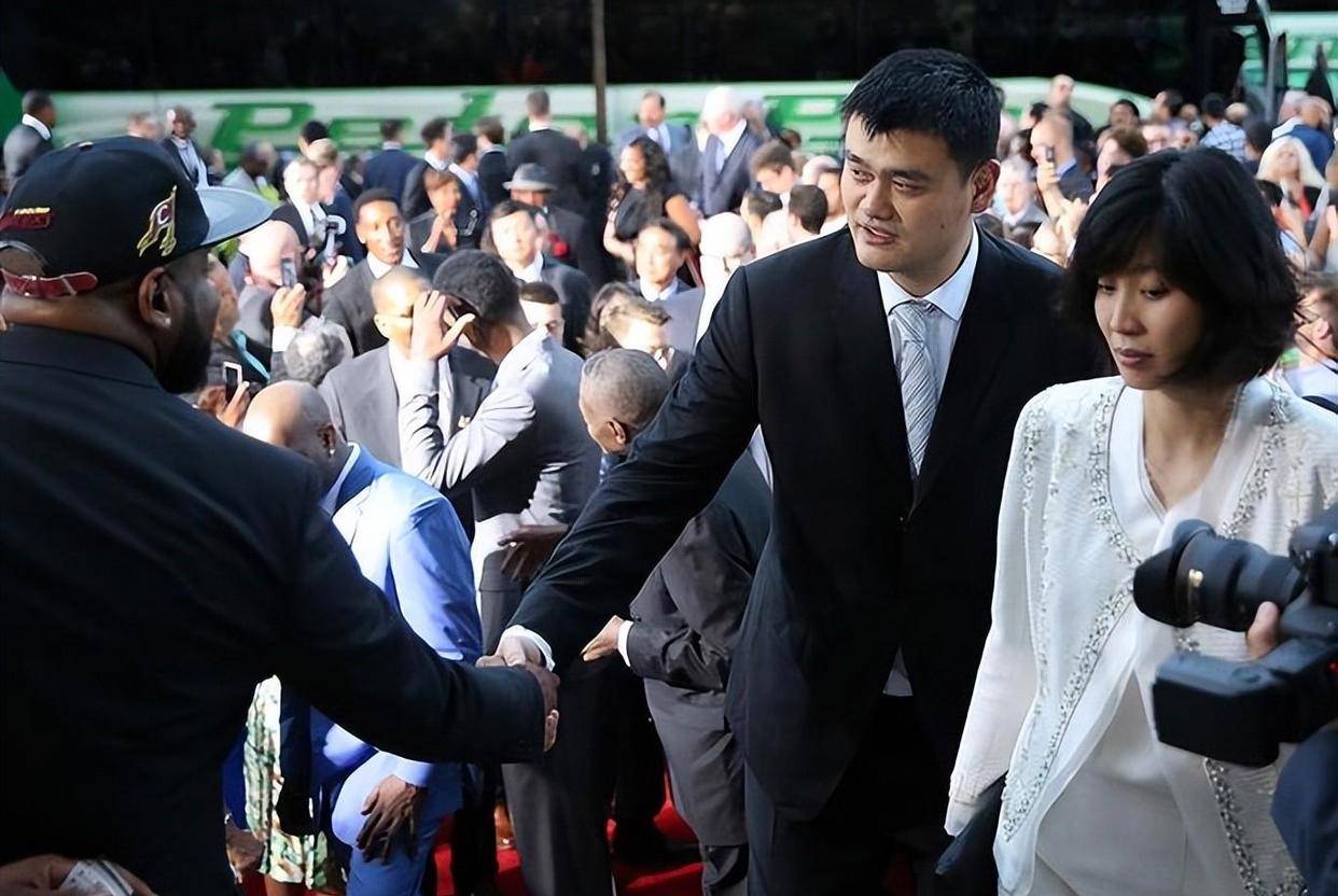 姚明妻子近况43岁充满知性美与母亲罕见同框14岁女儿发福了