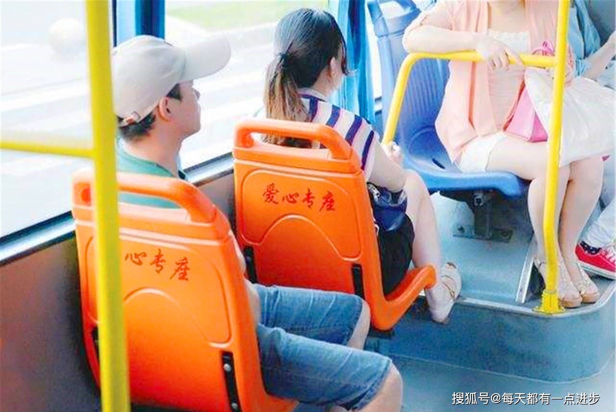 给这种坏老人让座位你觉得值吗不要老是拿道德绑架年轻人谁都有苦有累