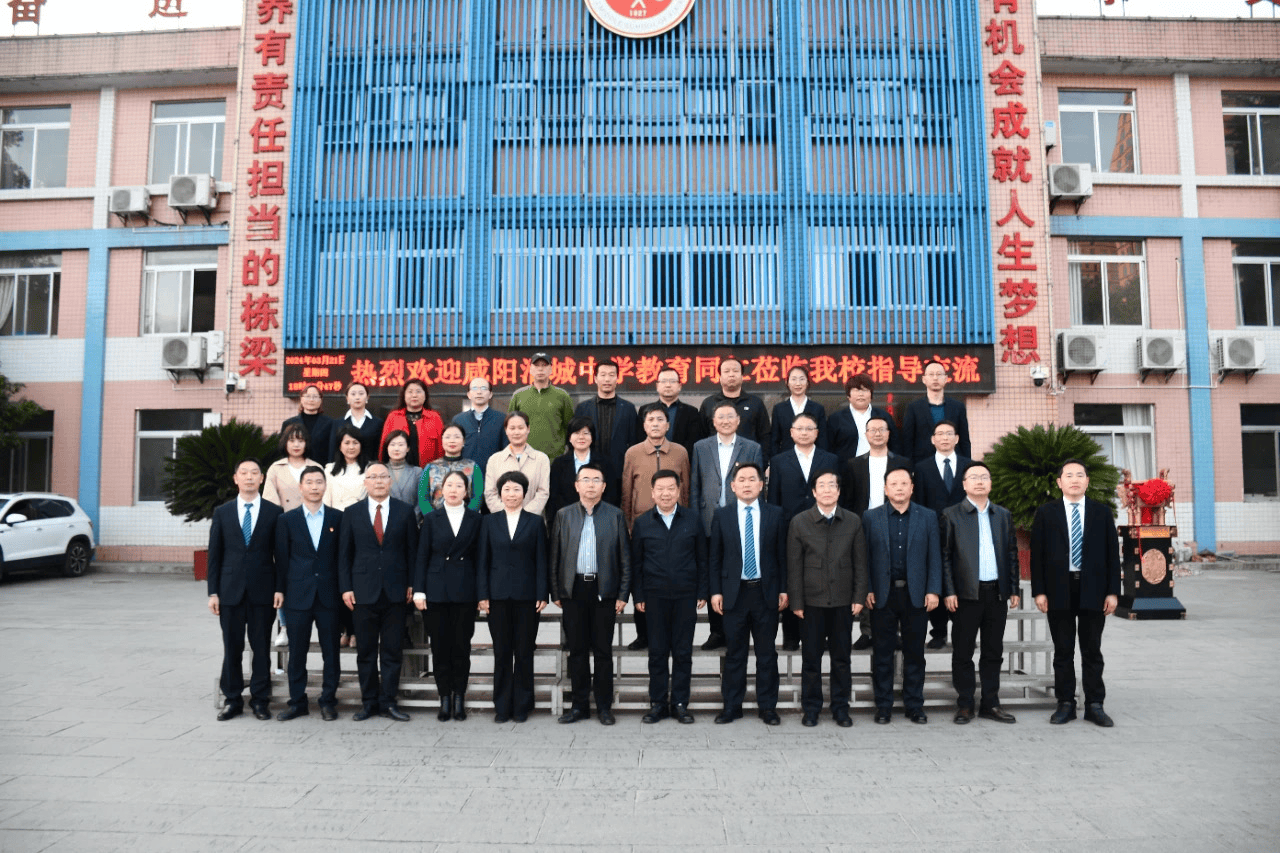 交流座谈会上,西乡二中校长李均仲对咸阳渭城中学老师的到访表示热烈