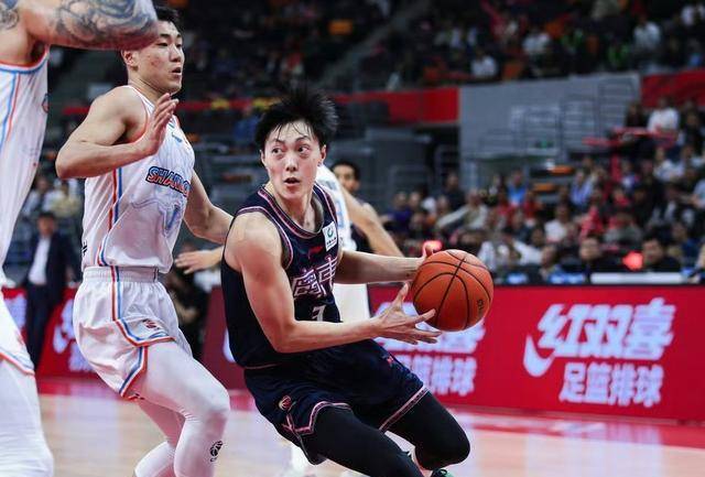 反推深圳挤出上海广东场均净胜21分16人轮换将打爆广厦