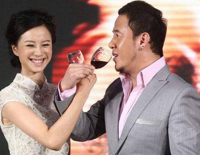 落魄时吃软饭睡澡堂,成名后拆穿杨幂假唱得罪人,今48岁单身一人_杨坤