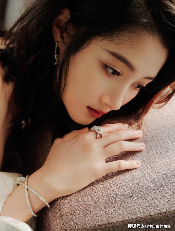 原创关晓彤惊艳亮相fred高级珠宝活动短发白裙尽显好身材太美啦