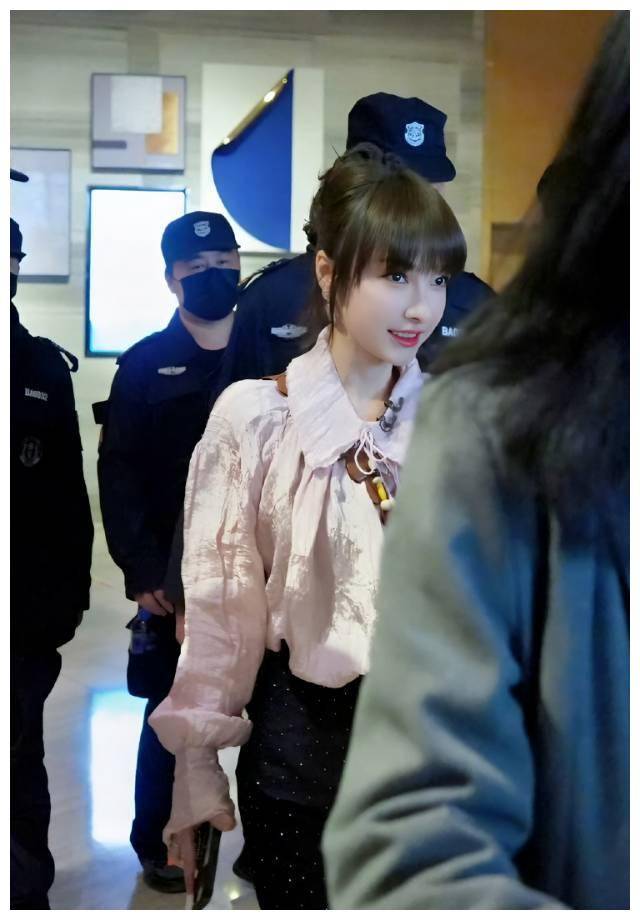 何炅领衔主持魔方新世界综艺首轮录制18大咖共辉耀舞台