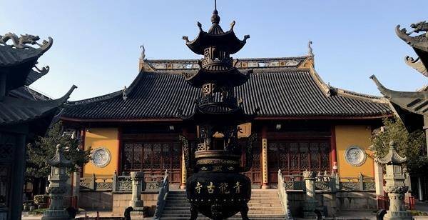 青龙寺,位于上海市青浦区白鹤镇青龙村,其始建于唐朝天宝年间,至今