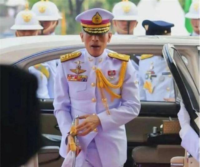 原创风流泰王的荒唐史娶5任正妻200多佳丽封爱犬做元帅