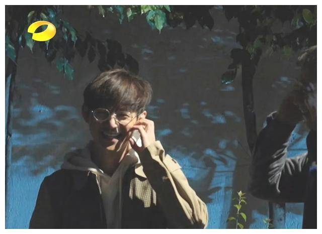 50岁何炅赢了赤露手臂线条平坦无赘肉仿佛魔法成真