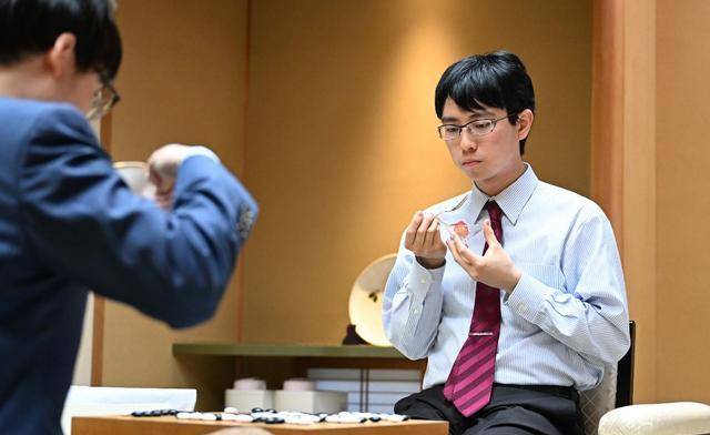 一力辽4比3获胜三连霸日本棋圣井山裕太四隅顽抗再度决胜局悲壮
