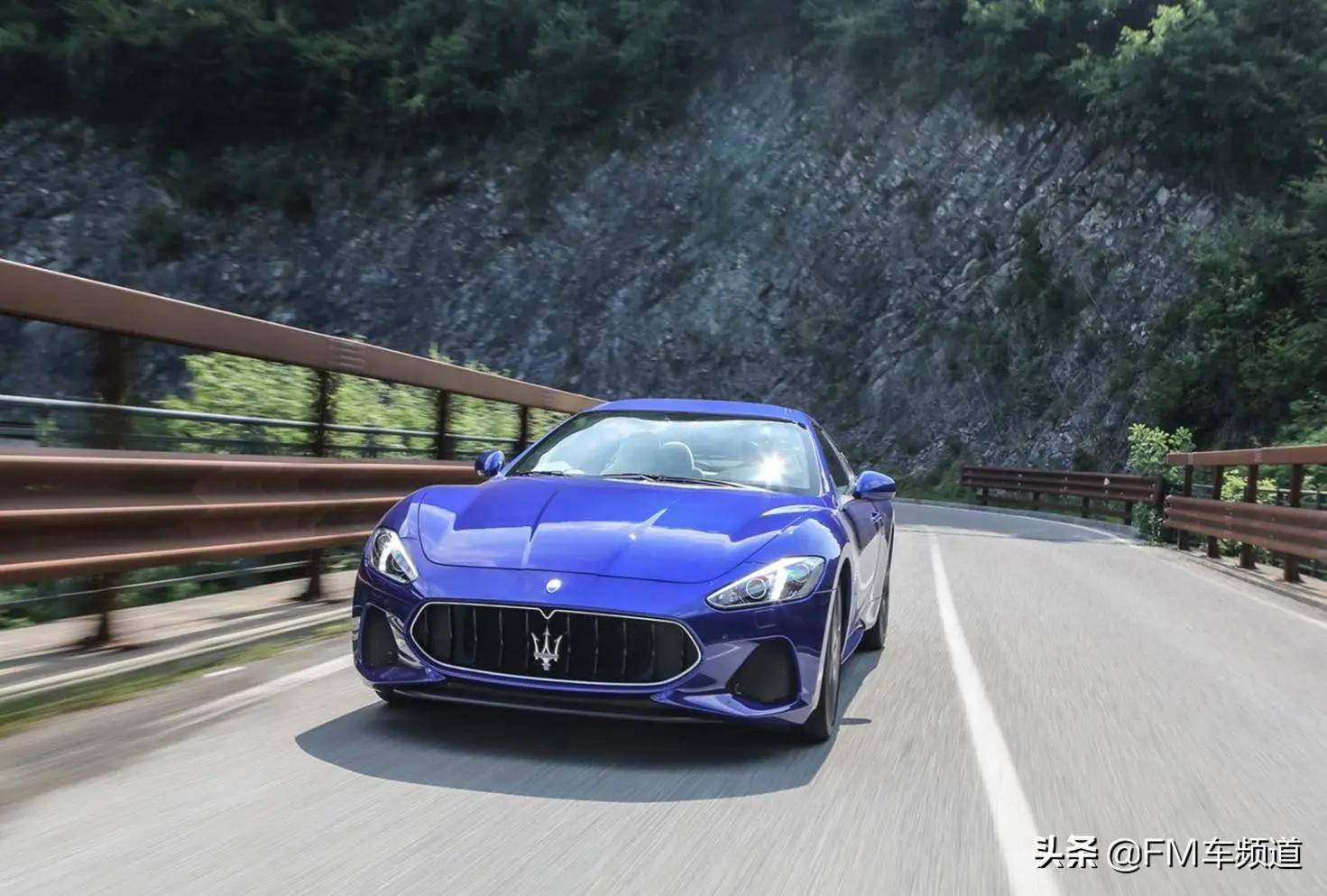 百度百科认为:超级跑车一般是指拥有高强动力输出,出众外形的跑车