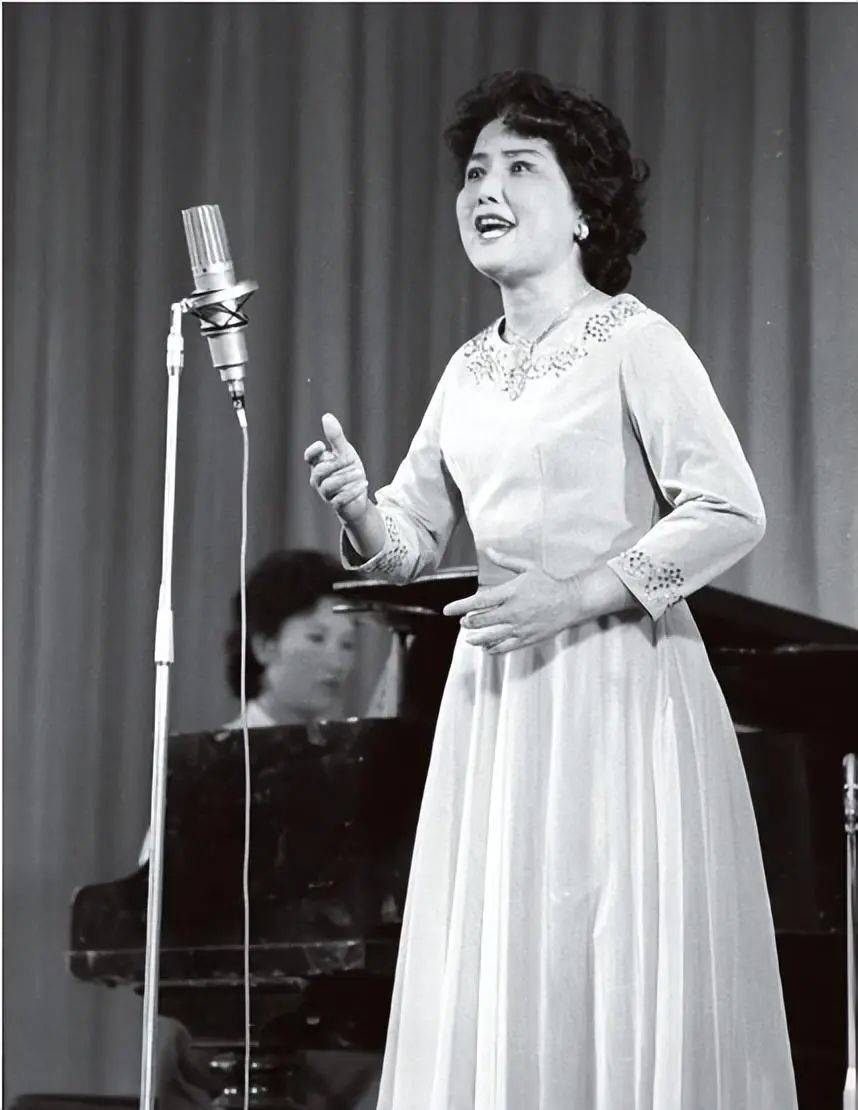 歌唱家叶佩英与丈夫相继去世独生女远在海外她晚年渴望亲情