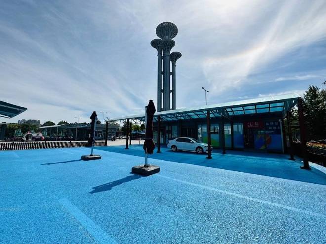 中轴线上,五环塔下,南链接鸟巢,水立方,北即是国家级奥林匹克公园南门