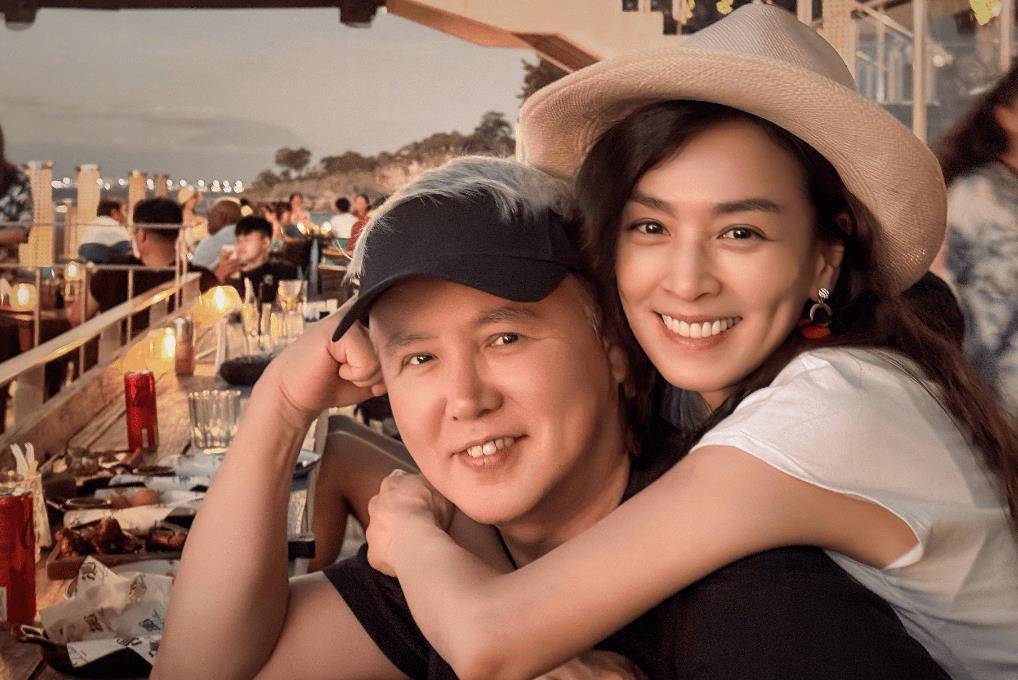 54岁张庭彻底翻身,又开始在国内"巡演",23亿资产已被解封_夫妇_张婷