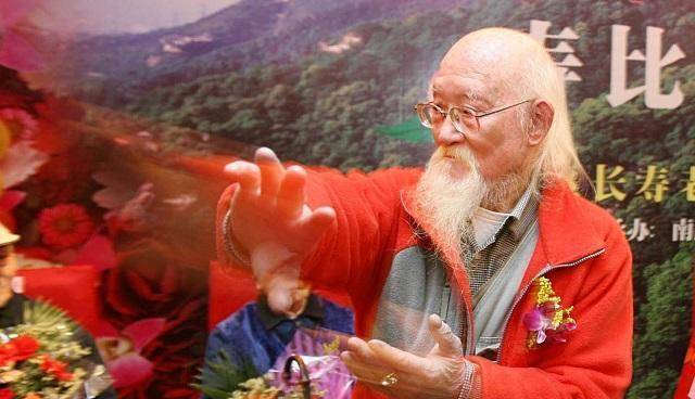 他手劈美国上将保镖,独创"养生功"活到119,霍元甲也很敬重他_吕紫剑