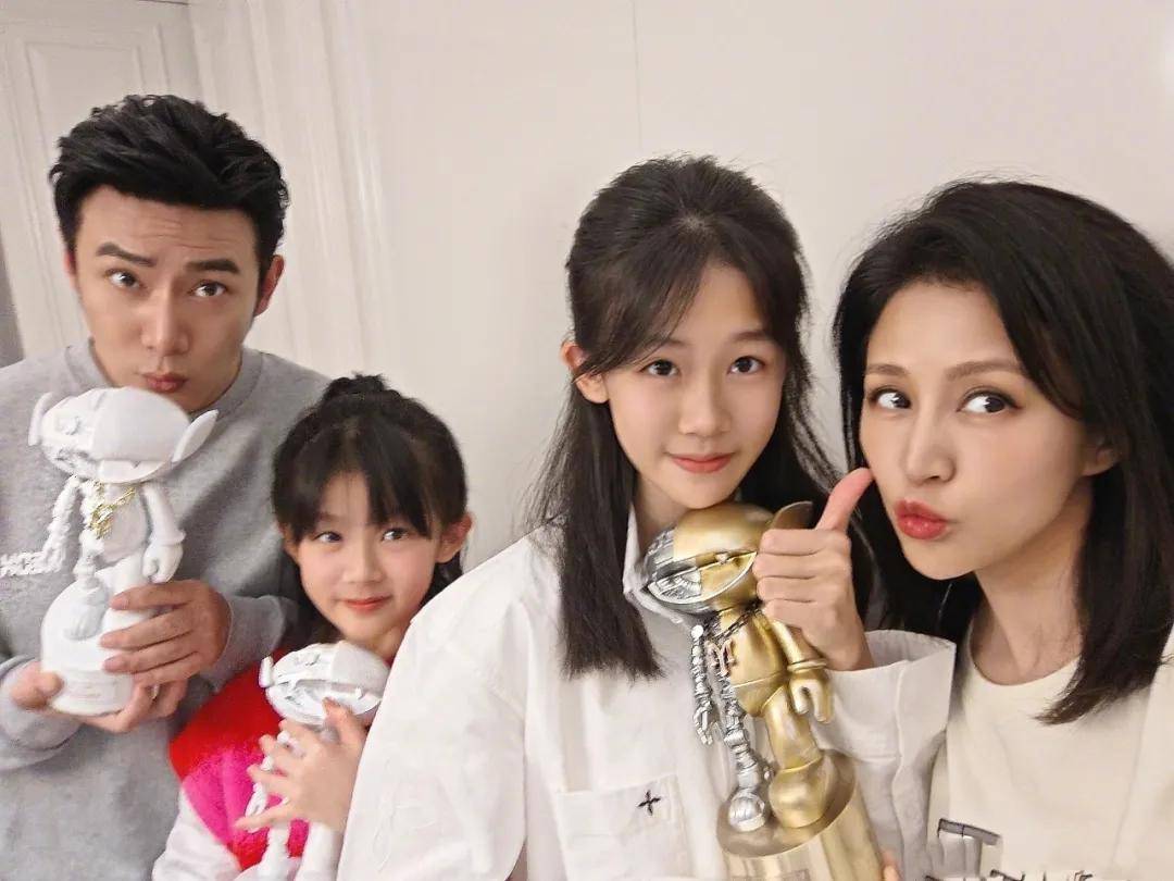 鲍蕾晒15岁贝儿近照与价值十几万的豹猫亲密互动五官越来越像陆毅