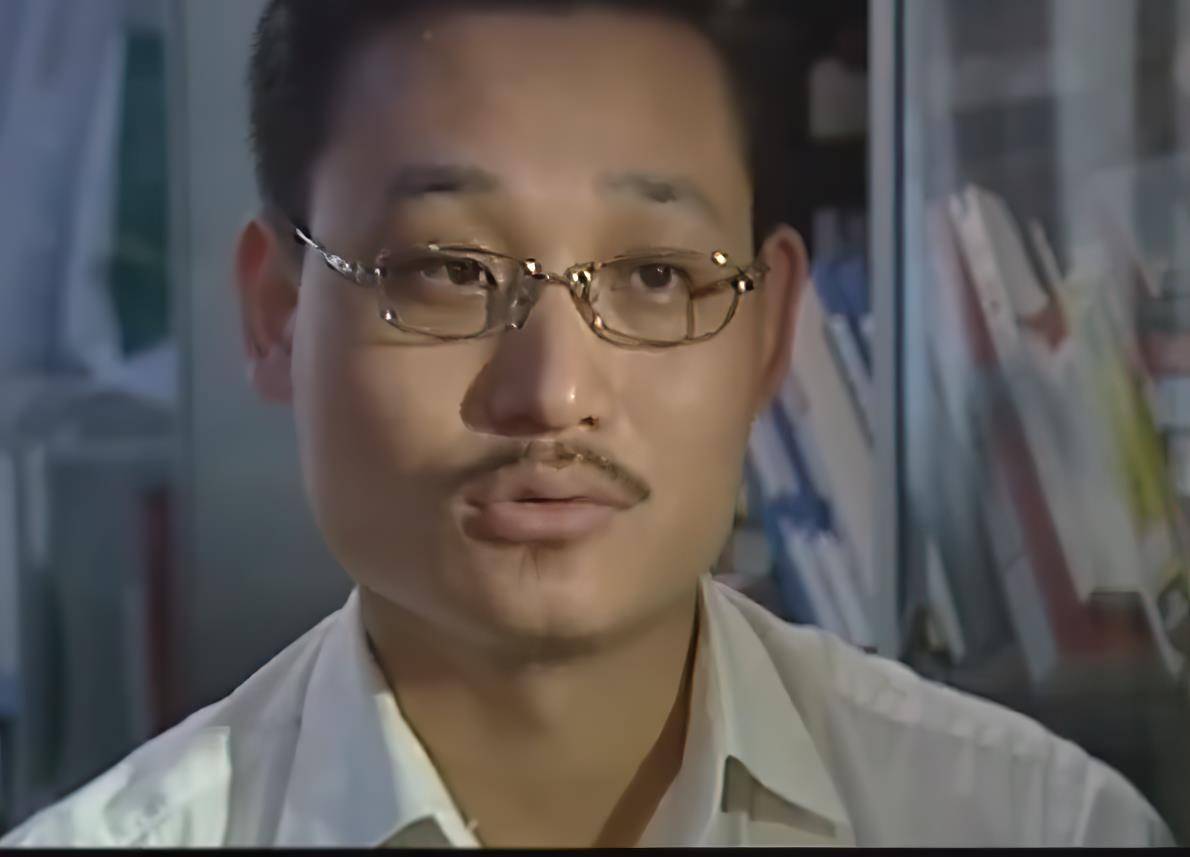 05年上海40岁农妇怀胎4年不产,胎儿"隔肚识物",医生揭开真相_张永华