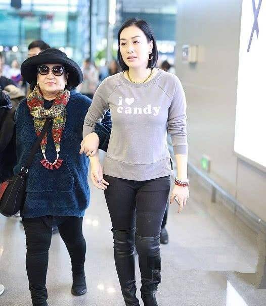 钟丽缇这么大年龄了,或是老了啊,脸上也有点苍老的陈迹,看着即是年龄