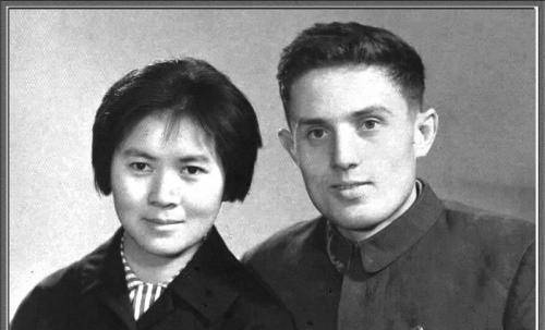 感恩自己的妻子李忆祖的妻子叫做曹锦霞,二人是在1965年结婚的,他们是