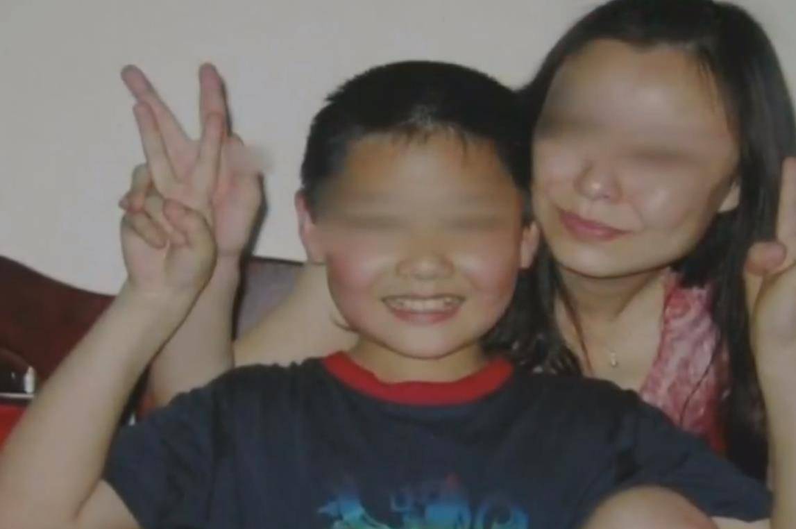 张惠丽哭得凄厉,拉着医生的衣角,哀声请求务必要救活小华.